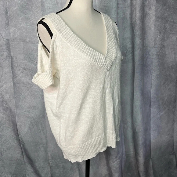Fate White V-Neck Cold Shoulder Short Sleeve Sweater - size Medium - Picture 3 of 9
